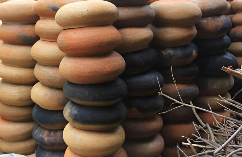 Niêu đựng cá kho phải nhập từ Nghệ An vì chất đất ở những vùng này mới chịu được lửa kho liên tục 24h mà vẫn đảm bảo độ bền chắc. Vung nồi lại phải nhập từ Thanh Hóa vì chỉ có dân vùng này khéo tay mới tạo ra được nắp niêu độ cong vòm phù hợp om cá từ lúc nguyên liệu còn đầy “có ngọn” cho đến khi đạt thành phẩm sánh quyện. (Ảnh fb Cá kho Trần Bá Sản)