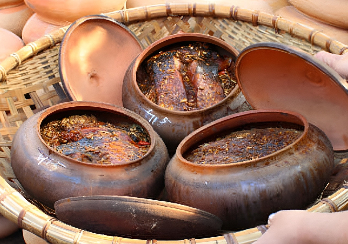 Theo bà Hường, mặc dù giá “cá kho làng Vũ Đại” khá cao, từ vài trăm cho đến cả triệu đồng một niêu, thậm chí 2 triệu đồng/niêu vào ngày Tết nhưng vẫn cháy hàng, phải đặt trước, chờ ít ngày mới có. Vụ Tết, có những hộ doanh thu hàng trăm triệu tới gần tỷ đồng. (Ảnh internet)