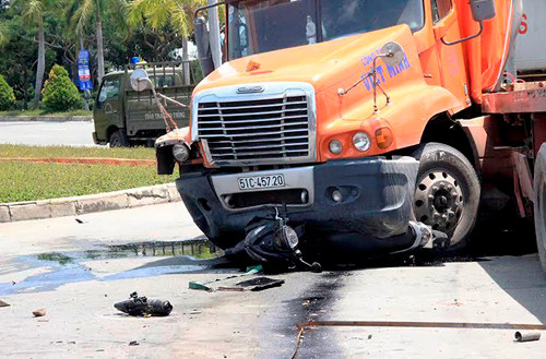 Xe dau keo nao loan dai lo, nhieu nguoi bi thuong-Hinh-2