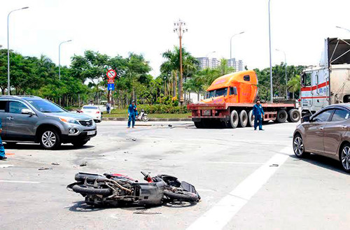 Xe dau keo nao loan dai lo, nhieu nguoi bi thuong