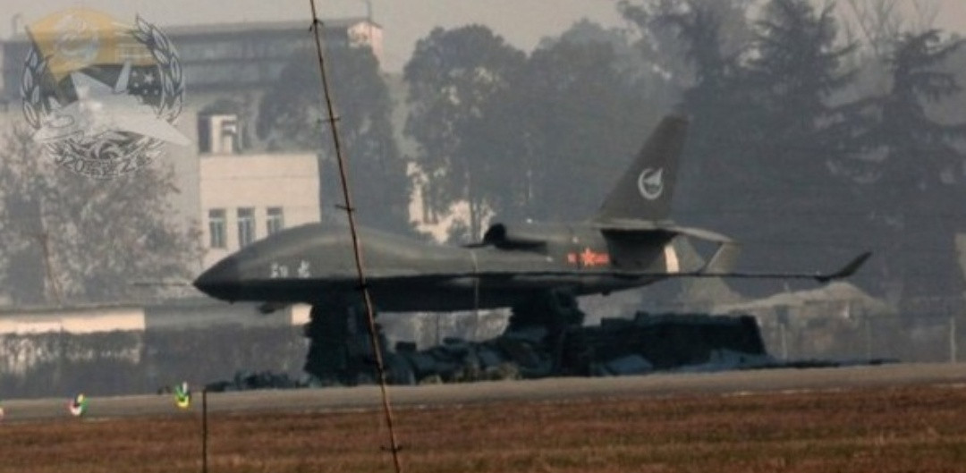 Được xây dựng bởi Tập đoàn máy bay Quý Châu, đôi cánh song song "khép kín" độc đáo của nó (tạo cho nó một hình dạng kim cương khi nhìn từ trên xuống hoặc từ dưới lên - PV) giúp cho chiếc máy bay này tăng hiệu suất bay cao bằng cách giảm lực cản và kéo dài thời gian hoạt động trên không trung. Nguồn ảnh: The National Interest.