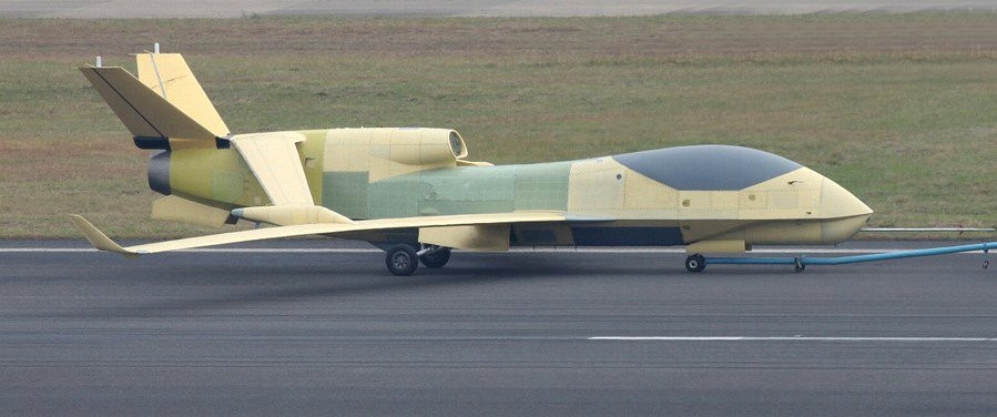 Kể từ năm 2018, 7 máy bay không người lái "Soar Dragon" cùng với cơ sở hạ tầng hỗ trợ đã phát hiện tại ba nơi là: căn cứ không quân Shigatse ở Khu tự trị Tây Tạng, căn cứ không quân Lingshui trên đảo Hải Nam (gần Biển Đông) và căn cứ tại sân bay Yishuntun. Nó được ví như máy bay trinh sát không người lái RQ-4 Global Hawk của không quân Mỹ. Nguồn ảnh: The National Interest.