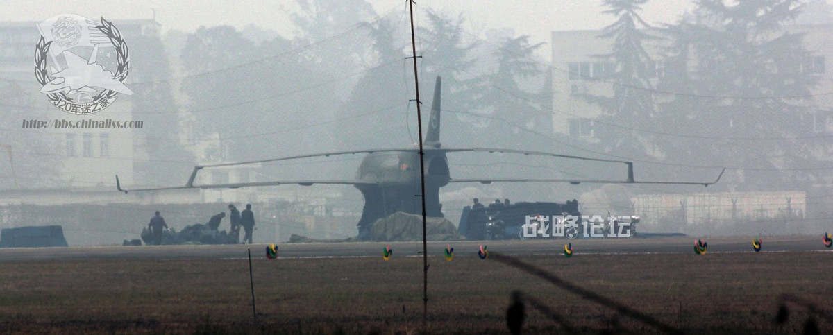 Khi xảy ra chiến sự, "kẻ gây nhiễu tầm cao" Xianglong sẽ tìm cách tấn công không chỉ các radar của máy bay chiến đấu và tên lửa đối phương, mà còn gây nhiễu và giả mạo thông tin liên lạc giữa máy bay ném bom với máy bay cảnh báo sớm và chỉ huy trên không của đối phương, hay máy bay không người lái và các tổ hợp tên lửa. Làm giảm sức tấn công của đối phương. Nguồn ảnh: The National Interest.