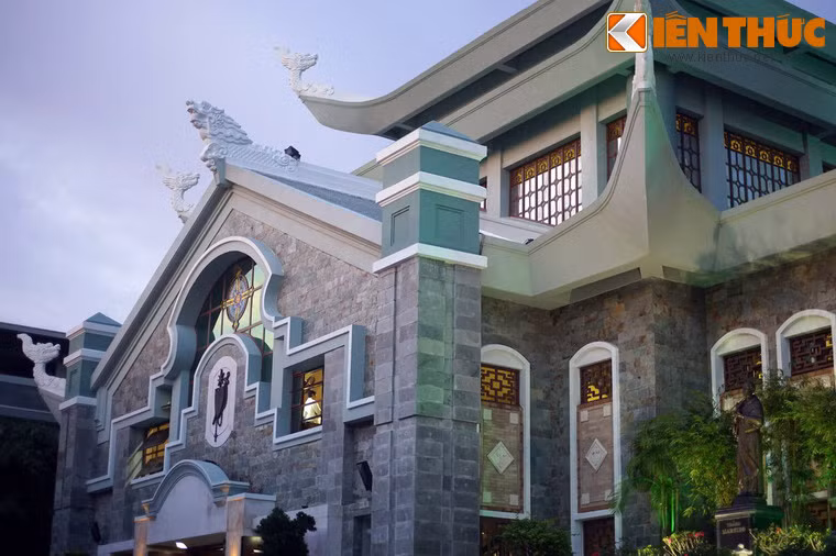 Với kiến trúc độc đáo, nhà thờ Ba Chuông không chỉ là nơi hành lễ mà còn là điểm tham quan thu hút du khách gần xa.