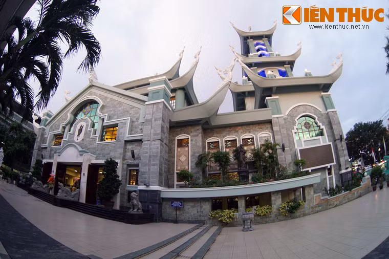 Được kiến trúc sư Anthony Phạm Ngọc Anh thiết kế, nhà thờ Ba Chuông mới mang phong cách kiến trúc Á Đông và đậm nét văn hóa Việt.