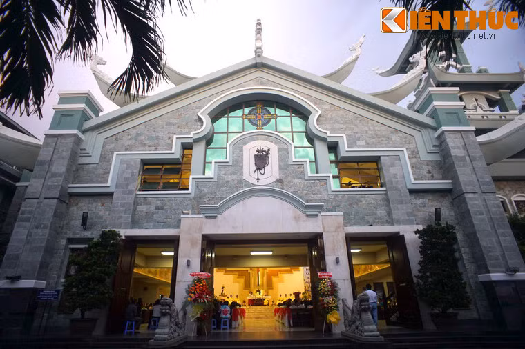 Thánh đường nhà thờ vừa mang dáng dấp của một ngôi đình của làng xã Việt Nam, vừa mang lối kiến trúc hiện đại: bêtông cốt sắt. Nhà thờ vì thế trở nên nguy nga, tráng lệ, nhưng lại rất thanh thoát, nhẹ nhàng.