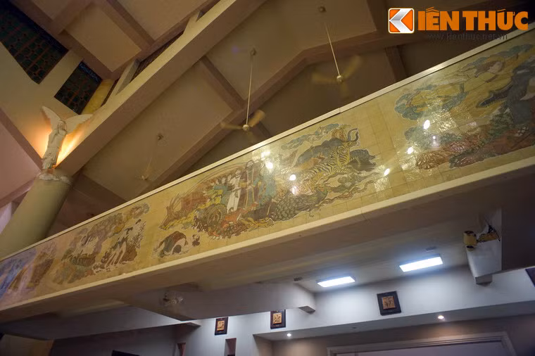 Lan can tầng lửng trong thánh đường được ốp bộ tranh gốm với tổng chiều dài 60m, mang các đề tài về giáo lý.