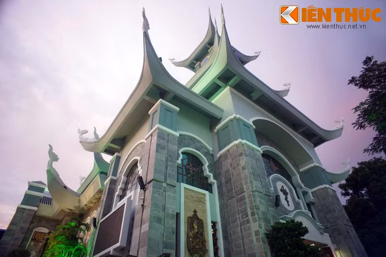 Theo ý tưởng thiết kể, thánh đường có hình vuông tượng trưng cho đất, khung mái hình tròn tượng trưng cho trời, các góc mái có rồng bay diễn tả ý muốn vươn cao hơn giữa trời đất.