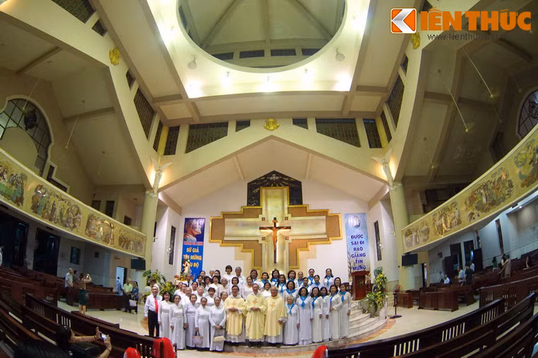 Cung thánh nhà thờ Ba Chuông rộng rãi, có bố cục theo hình tròn.