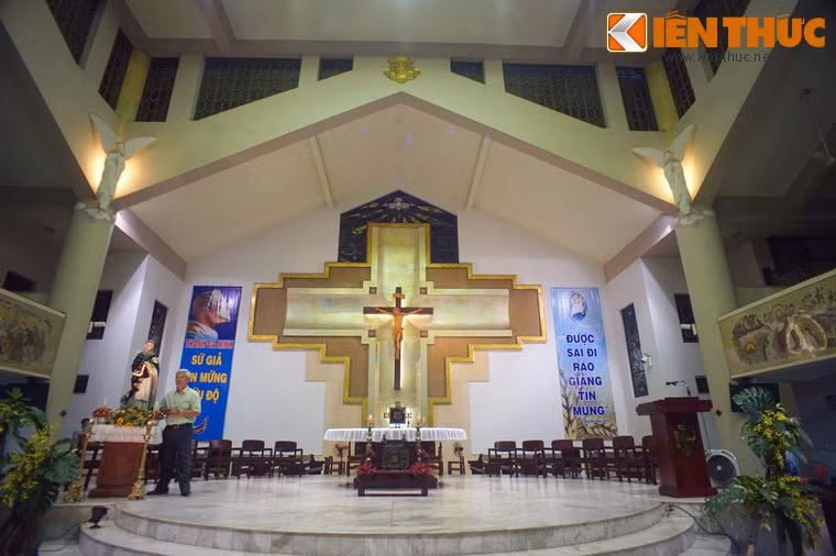 Bàn thờ được làm bằng gỗ quý, trên mặt ốp đá cẩm thạch.