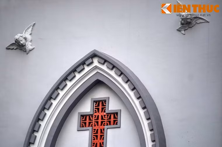 Nét đặc trưng trong kiến trúc của nhà thờ Thủ Đức là các cửa chính và cửa sổ đều có hình vòm nhọn.