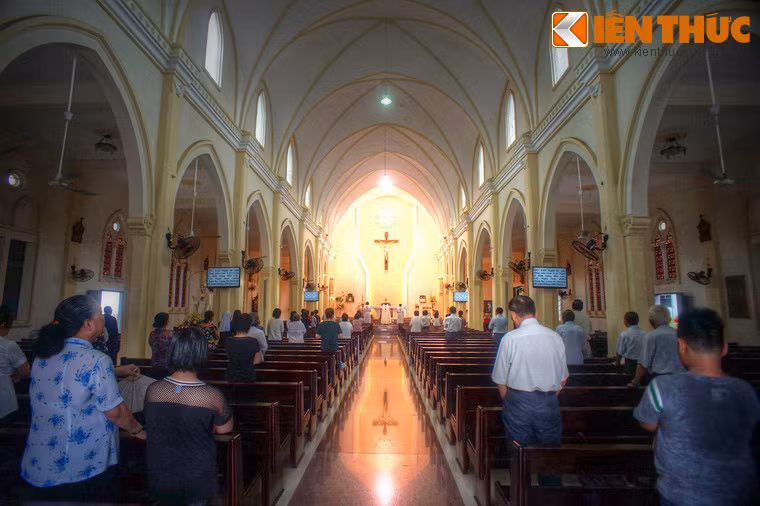 Hai hàng cột chính bên trong thánh đường không cầu kỳ như kiến trúc Roman nhưng vẫn đẹp nhờ những đường nét trang trí thanh thoát phần đỉnh cột. Vòm trần nhà thờ có hình nhiều quả trám chụm lại, tạo cảm giác thánh đường rộng và cao vút.