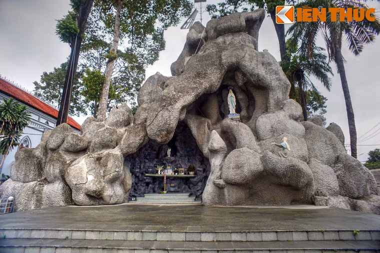 Hang đá của nhà thờ Thủ Đức.