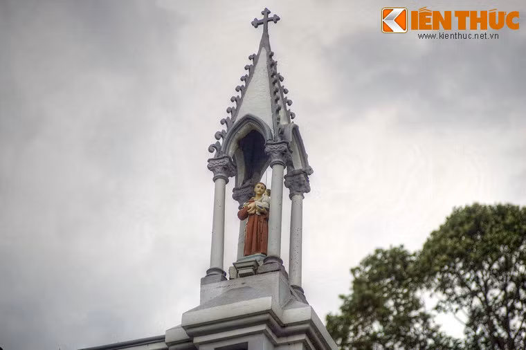 Các góc mái mặt trước nhà thờ đều có những tháp nhỏ đặt tượng thánh.