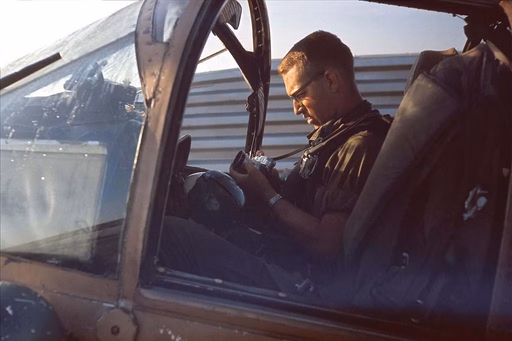 Rick Paker kiểm tra lại máy ảnh trước khi thực hiện nhiệm vụ chụp ảnh trên không trong chuyến bay sắp khởi hành.