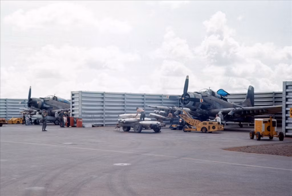 Kỹ sư quân sự Mỹ lắp bom cho những chiếc A1E Skyrider " Kẻ cướp trời" tại một căn cứ không quân ở miền Nam Việt Nam năm 1966.