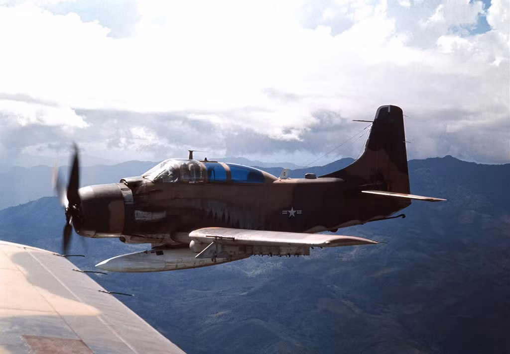 Tốp "Kẻ cướp trời" bay rất gần nhau khi thực hiện chiến dịch.