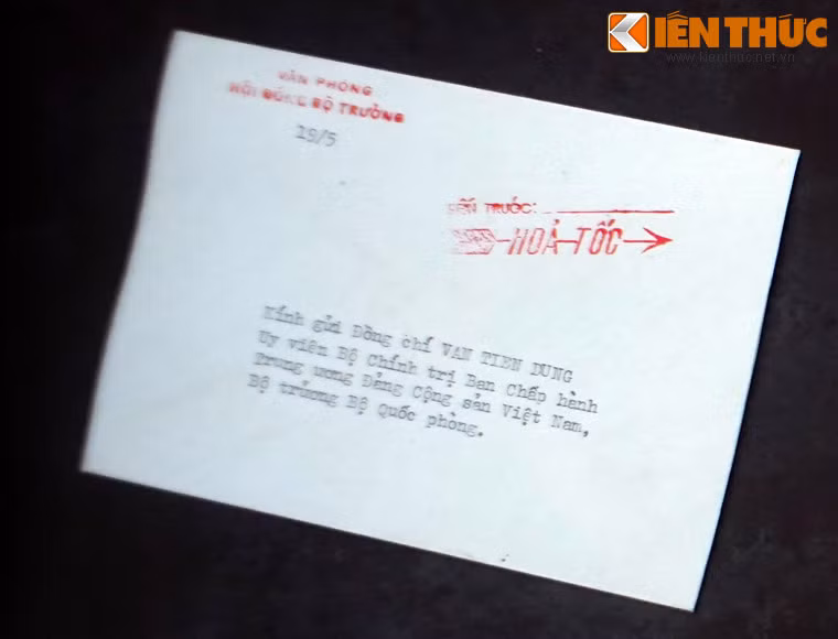 Lá thư hỏa tốc gửi Bộ trưởng Quốc phòng Văn Tiến Dũng từ Văn phòng Hội đồng Bộ trưởng.