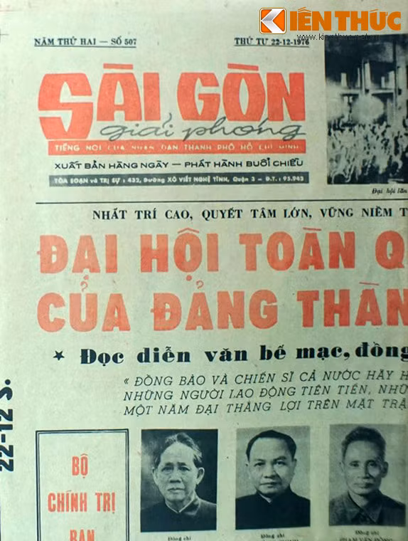 Tở báo Sài Gòn Giải phóng số ra ngày 22/12/1976 trên bàn làm việc của Đại tướng.