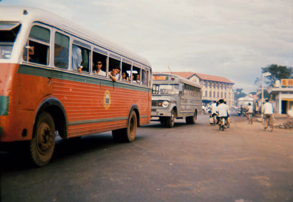 Xe khách rời bến.