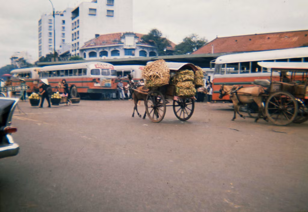Bến xe khách trung tâm ở trước chợ Bến Thành.