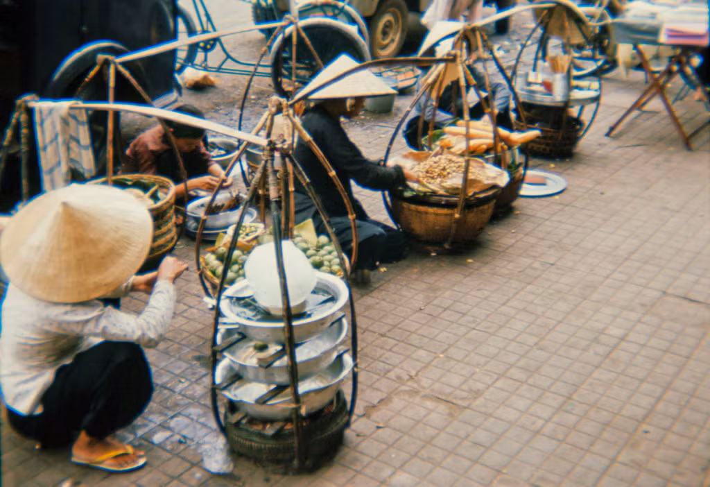 Các quầy hàng rong vỉa hè.