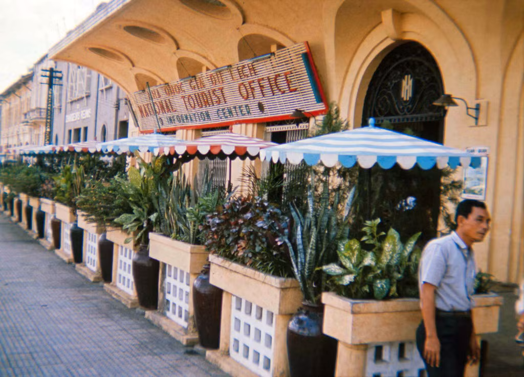 Bên ngoài khách sạn Majestic ở góc Bến Bạch Đằng - Tự Do (Đồng Khởi).