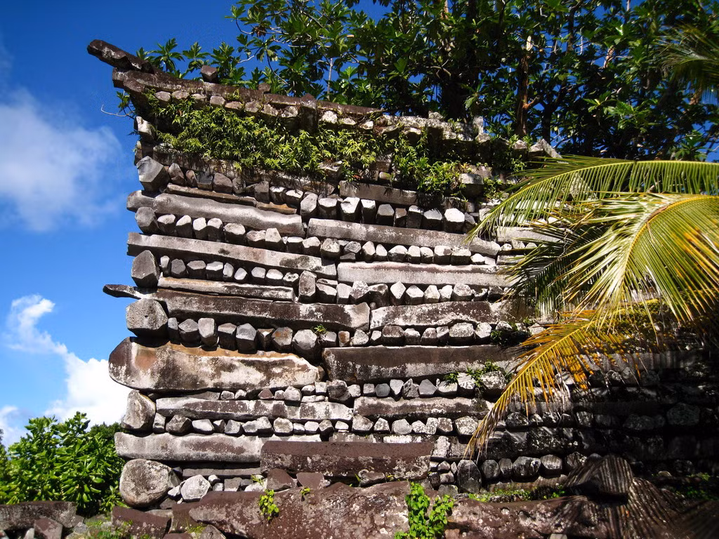  Di tích Nan Madol (Liên bang Micronesia). Nan Madol là một loạt hơn 100 đảo nhỏ chứa các di tích độc đáo như tường làm bằng đá bazan và san hô, cung điện đá, đền đài, lăng tẩm và các khu dân cư, được xây dựng từ năm 1200-1500. Những di tích này là đại diện cho nền văn hóa Saudeleur ở Micronesia.