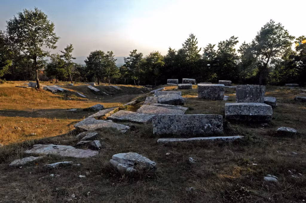  Khu nghĩa địa Trung cổ Stećci (Bosnia và Herzegovina, Croatia, Montenegro, Serbia). Đây là một quần thể gồm 28 khu mộ đá nằm trải dài trên 4 quốc gia Nam Âu, có niên đại từ thế kỷ 12-16, là đại diện cho kiến trúc nghĩa trang thời Trung cổ trong khu vực.