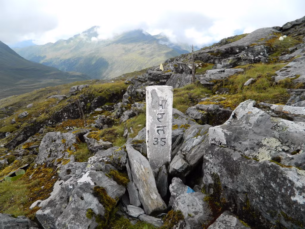  Vườn quốc gia Khangchendzonga (Ấn Độ). Nằm ở trung tâm của dãy Himalaya ở miền bắc Ấn Độ, Vườn quốc gia Khangchendzonga là một di sản hỗn hợp gồm các dạng địa hình phong phú như đồng bằng, thung lũng, hồ, sông băng và núi tuyết hùng vĩ, được bao phủ bởi những rừng cổ đại, có sự gắn bó mật thiết với những giá trị văn hóa bản địa người Sikkim.