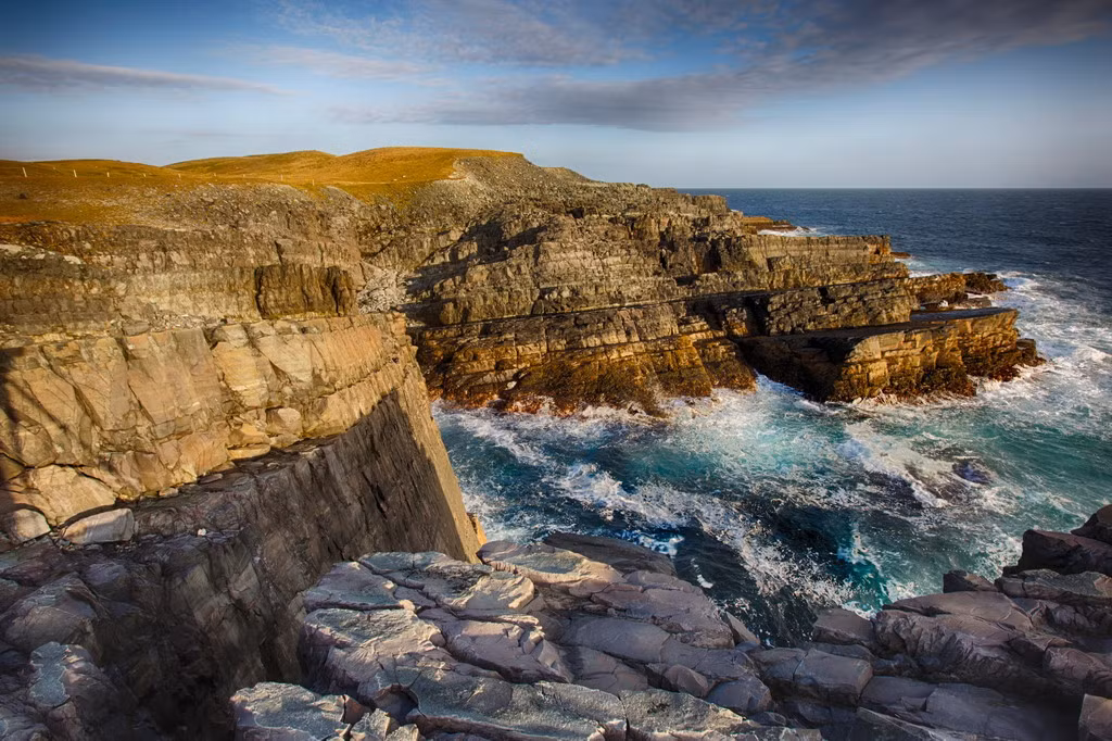  Di chỉ Mistake Point (Canada). Nằm ở phía Đông Nam của đảo Newfoundland, miền Đông Canada, Mistake Point là một dải vách đá ven biển gồ ghề kéo dài 17km. Khu vực này là nơi lưu giữ lượng hóa thạch khổng lồ của các sinh vật thời kỳ Ediacaran (580-560 triệu năm trước), được coi là minh họa sống động cho một bước ngoặt trong lịch sử của sự sống trên Trái đất.