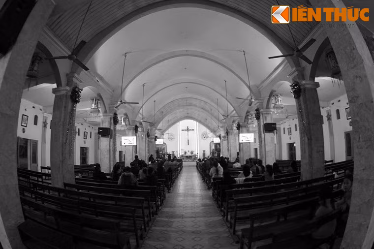 Khung cảnh bên trong thánh đường.