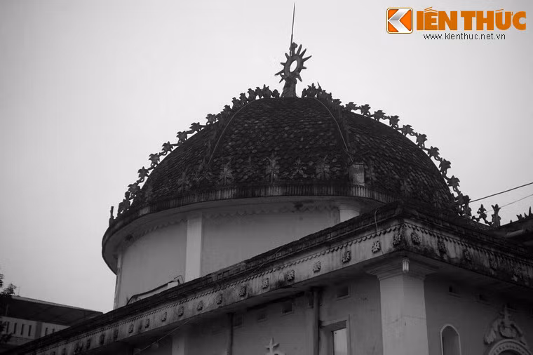 Vòm bán nguyệt trên cung thánh.