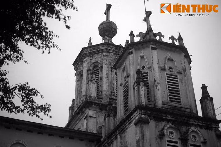 Mặt tiền nhà thờ có ba tháp, tháp chuông ở giữa cao hơn hai tháp đối xứng hai bên.
