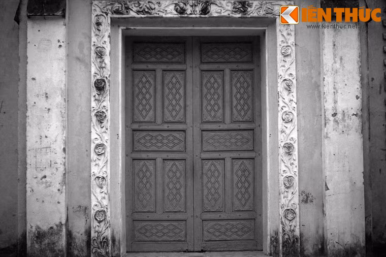 Nhiều chi tiết kiến trúc được trang trí bằng những họa tiết tinh tế.