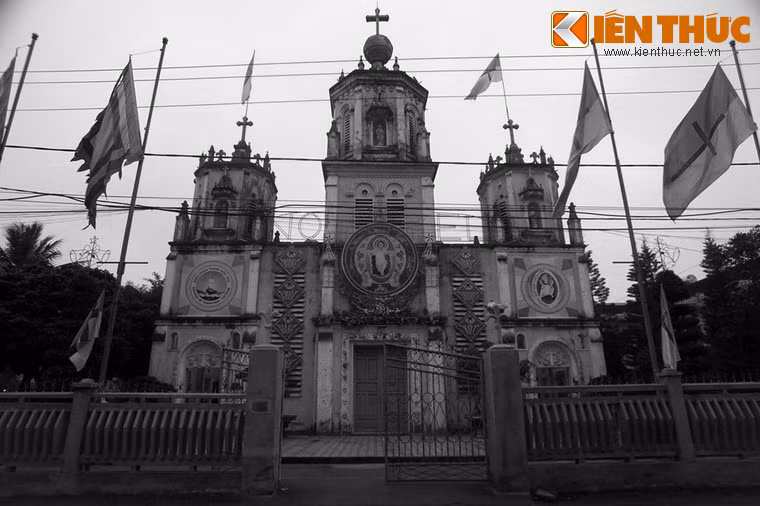 Tòa lạc tại số 121 Nguyễn Du, nhà thờ Sầm Sơn là một di tích lịch sử quan trọng của thị xã Sầm Sơn, tỉnh Thanh Hóa.