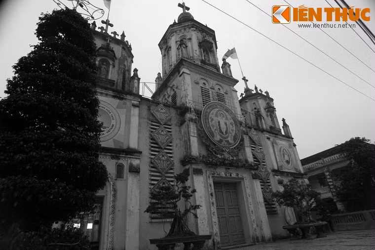 Nhà thờ được xây dựng vào thập niên 1920, theo kiến trúc Pháp trong một khuôn viên rộng, nhiều cây xanh.