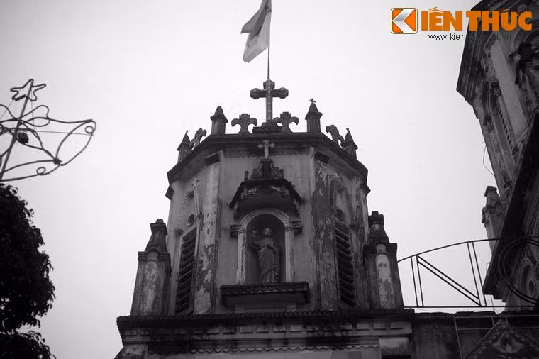 Mặt trước mỗi tháp được bài trí tượng thánh.