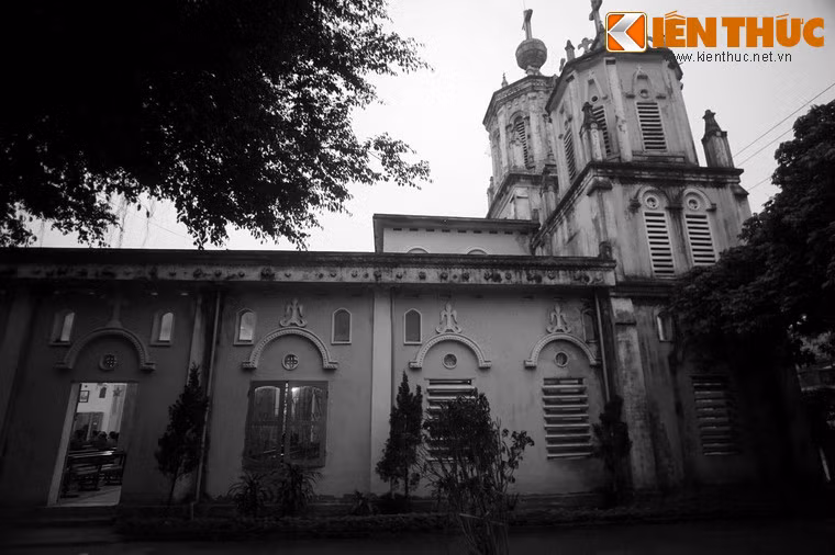 Nhà thờ Sầm Sơn nhìn từ phía bên hông.
