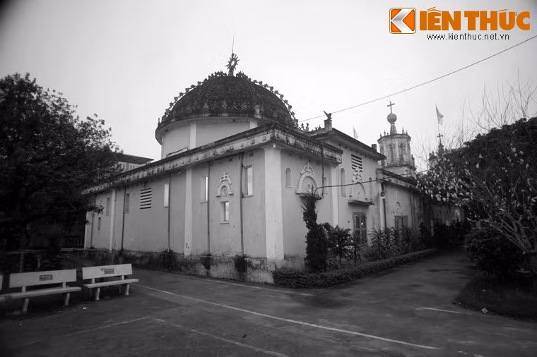 Mặt sau nhà thờ.