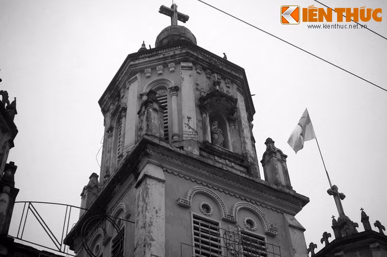 Các vòm cửa nhà thờ có dạng bán nguyệt theo phong cách Phục Hưng.