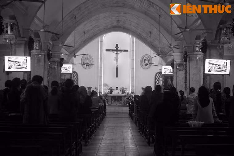 Không chỉ là điểm hành lễ, nhà thờ Sầm Sơn còn là nơi cầu an, thuận buồm xuôi gió của các ngư dân theo đạo.