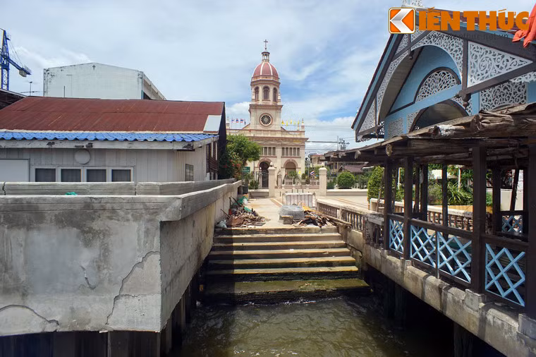 Nhà thờ này do cộng đồng người Bồ Đào Nha xây dựng vào năm 1770, dưới thời trị vì của vua Taksin, được coi là một di sản của mối quan hệ lịch sử Bồ Đào Nha - Xiêm. Tên gọi của nhà thờ có nghĩa là Thập tự Thần thánh.