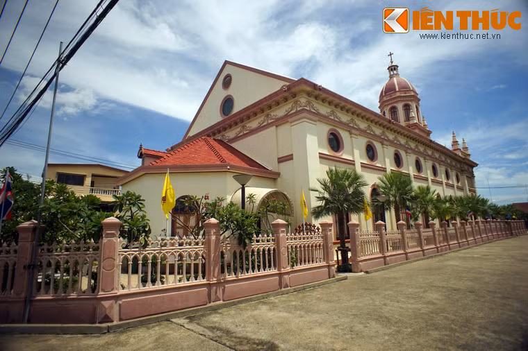 Công trình được xây dựng theo kiến trúc Phục hưng và Tân cổ điển, theo kiểu mẫu truyền thống của các nhà thờ ở Bồ Đào Nha.