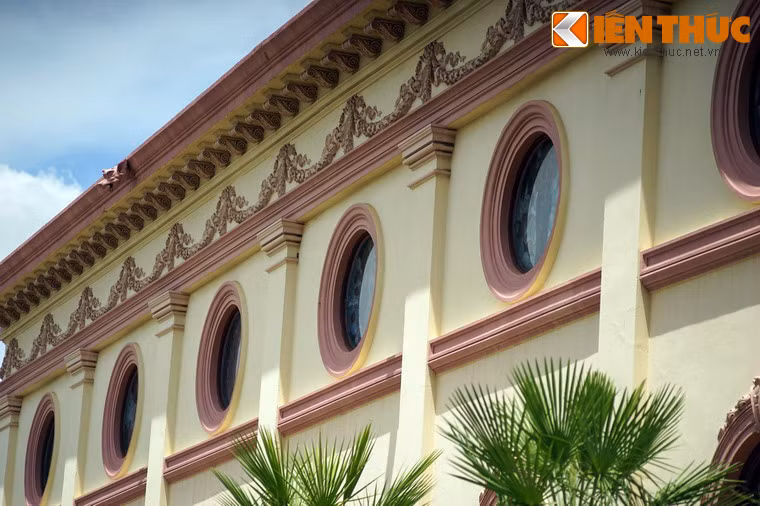 Nét đặc trưng trong kiến trúc nhà thờ này là những khung cửa tròn phía trên các cửa sổ chính.