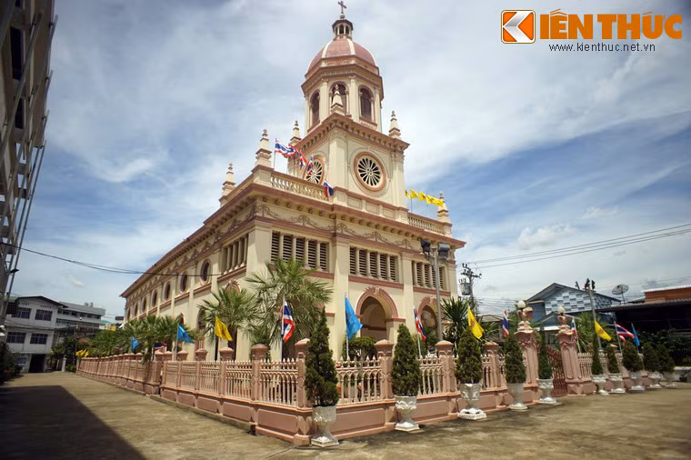 Hai kiến trúc sư người Ý nổi tiếng Annibale Rigotti và MarioTamagno đã được giao nhiệm vụ thiết kế và giám sát thi công nhà thờ.