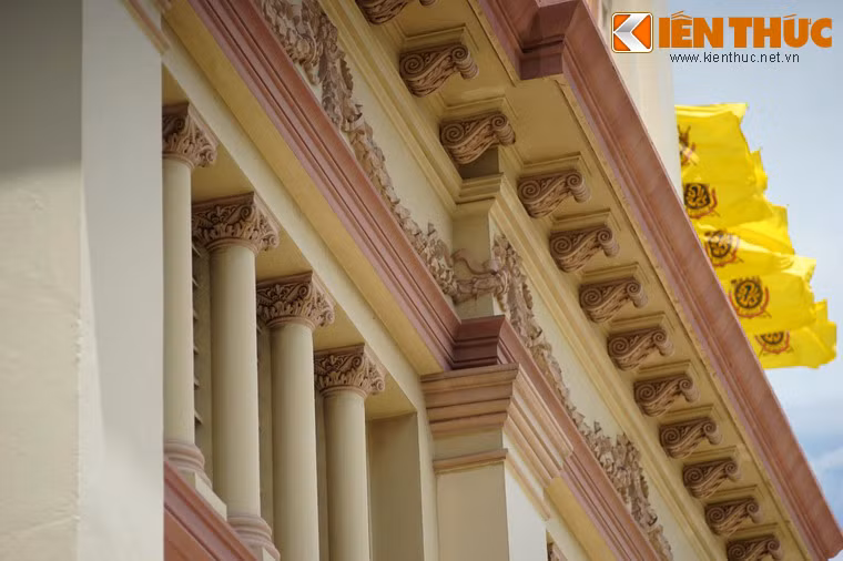 Các họa tiết trang trí tinh tế ở mặt trước nhà thờ.