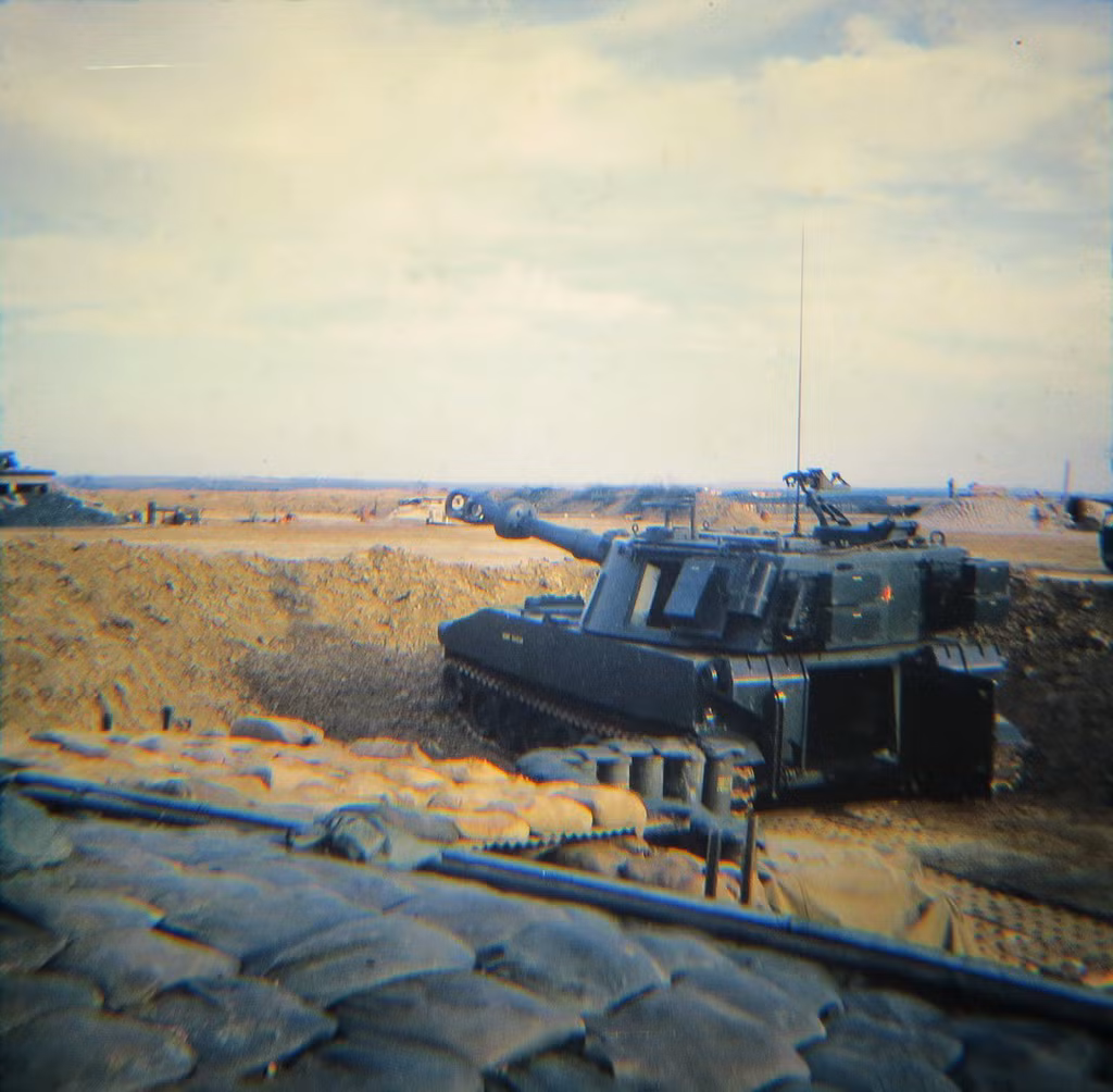 Pháo tự hành của thủy quân lục chiến Mỹ trong vị trí chiến đấu.