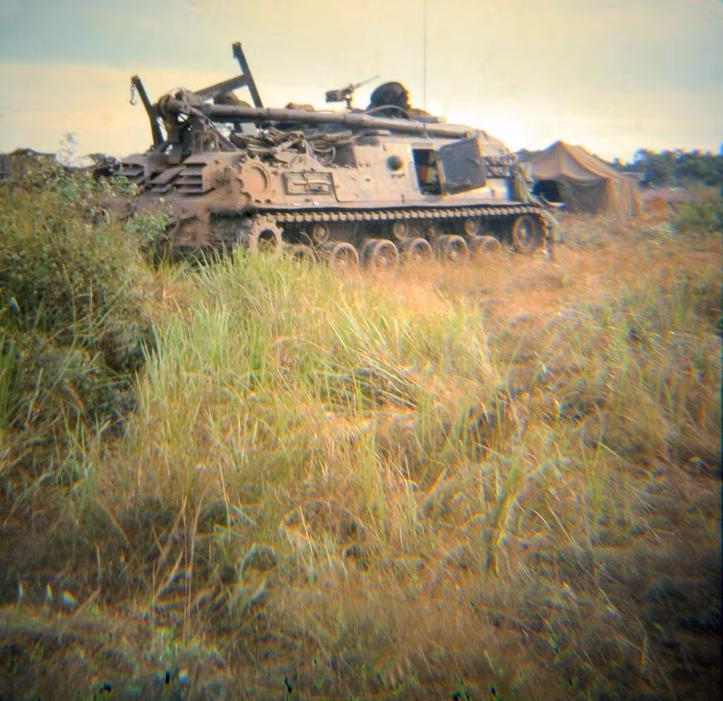 Một chiếc xe bọc thép bân cạnh lều dã chiến của quân Mỹ.