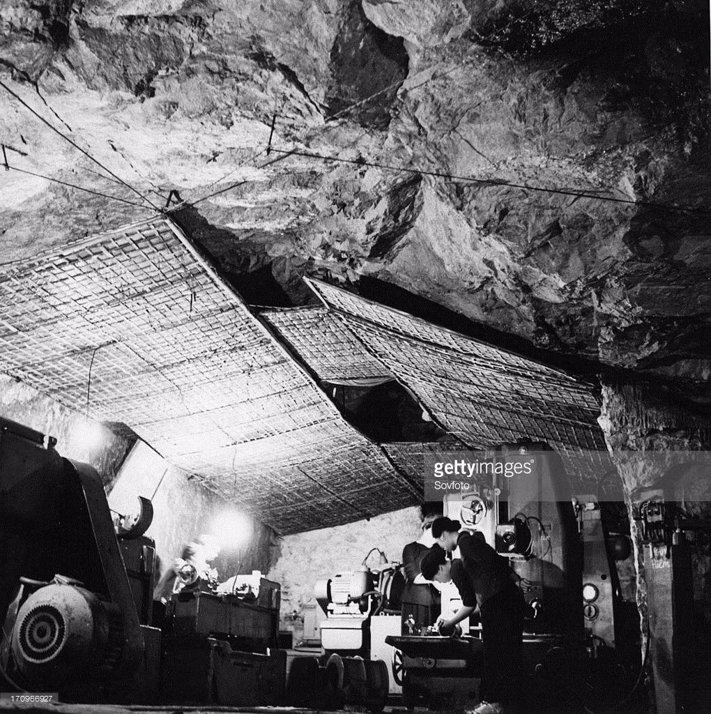 Xưởng cơ khí của quân đội Giải phóng trong một hang đá nằm trên tuyến đường Hồ Chí Minh thuộc địa phận tỉnh Thanh Hóa, 1968. Ảnh: Getty.